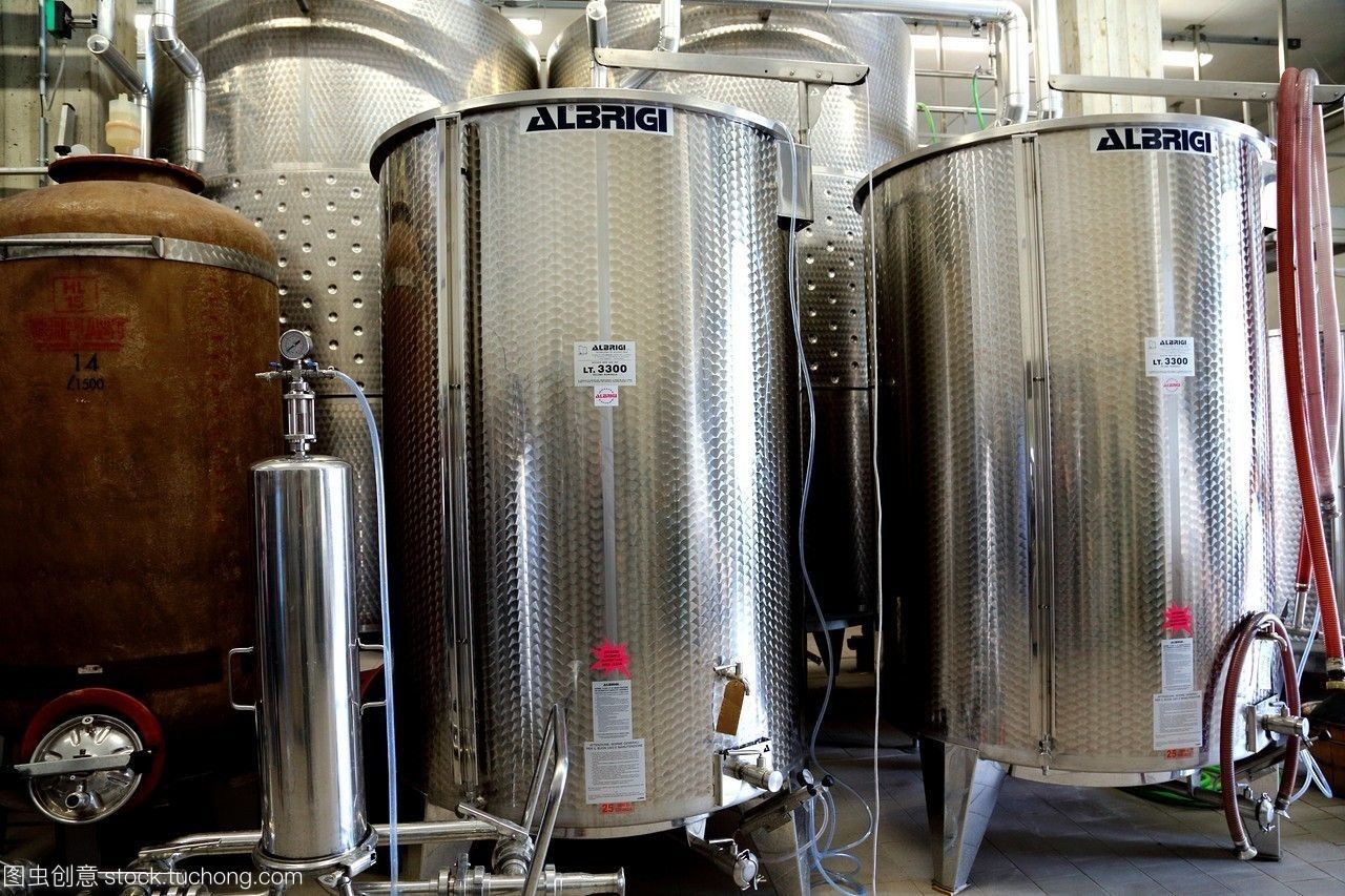 意大利葡萄酒生产中使用的不锈钢容器。