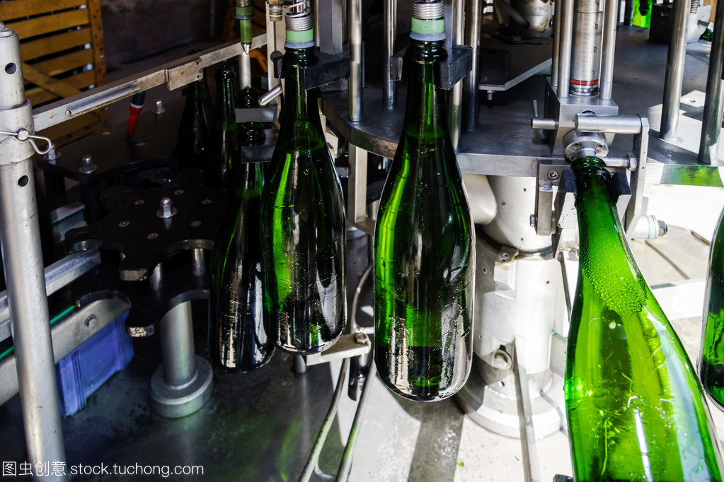 自动灌装线产生在阿尔萨斯的香槟